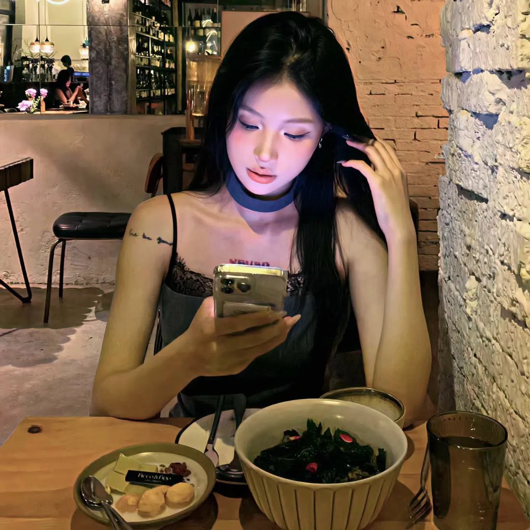 直播间实拍：某影后之女出道颜值引争议，评论区两极分化